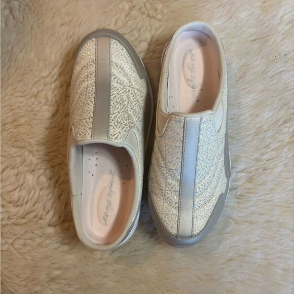 Easy Spirit Traveltime Clog in White and Silver Print size 9W - Picture 1 of 3
